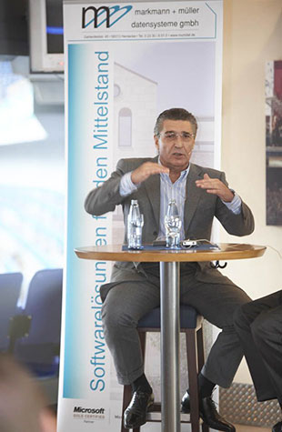 Rudi Assauer, Fußballprofi und langjähriger Manager für den FC Schalke auf einem Podiumsgespräch auf einer m+m Firmenveranstaltung.