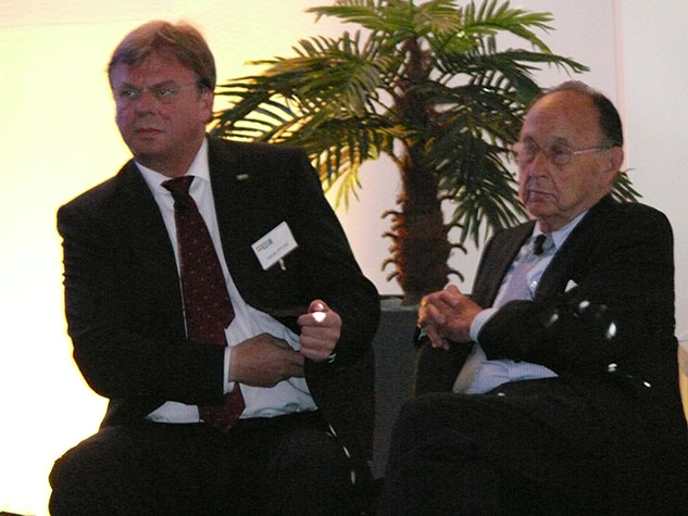 Hans-Dietrich Genscher, u.a. ehemaliger Bundesminister des Auswärtigen sowie Vizekanzler der Bundesrepublik Deutschland und m+m Geschäftsführer Michael Müller.