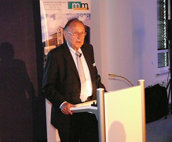 Hans-Dietrich Genscher, u.a. ehemaliger Bundesminister des Auswärtigen sowie Vizekanzler der Bundesrepublik Deutschland, hält eine Rede auf einer m+m Firmenveranstaltung.