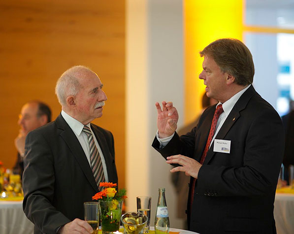 Sportreporter Werner Hansch und m+m Geschäftsführer Michael Müller im Gespräch. 