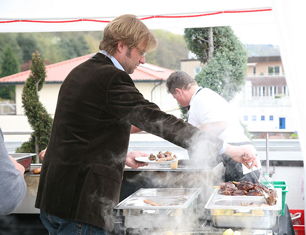 Jürgen Klopp, langjähriger Trainer des BVB beim Catering auf der m+m Dachterrasse.
