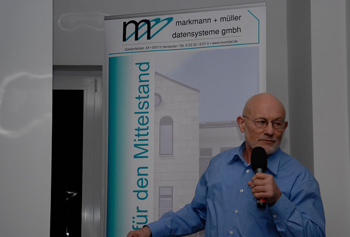 Rüdiger Nehberg, Survival-Experte und Aktivist für Menschenrechte, hält einen Vortrag auf einer m+m Firmenveranstaltung.