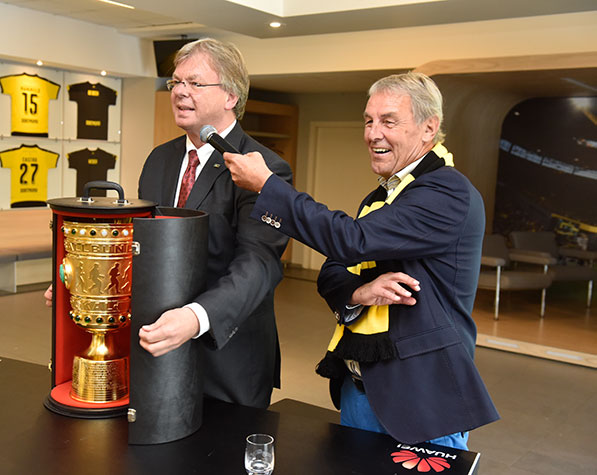 Fernsehmoderator und Sportreporter Jörg Wontorra und m+m Geschäftsführer Michael Müller präsentieren den DFB-Pokal. 