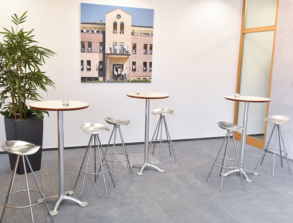 Bistro mit Stehtischen und modernen Barhockern im Unternehmenssitz im Beratungs- und Software-Hauses markmann + müller in Herdecke.