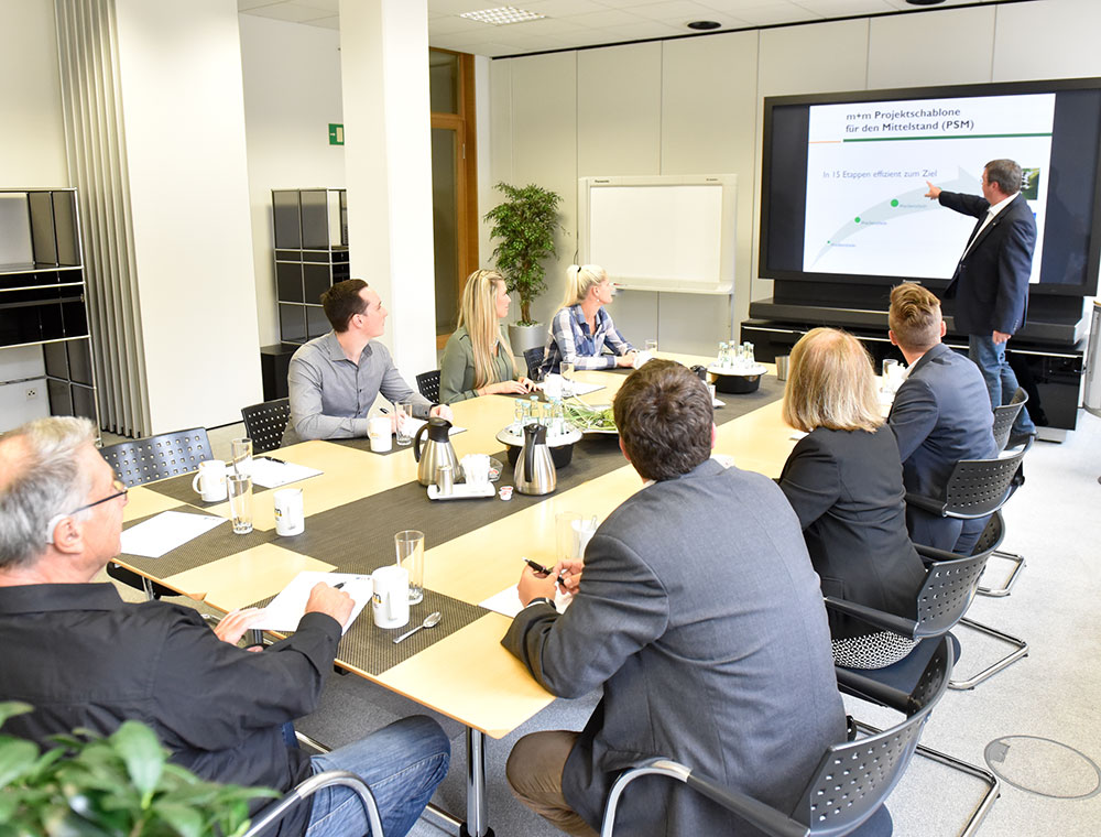Mitarbeiter bei einer Besprechung und Präsentation im Konferenzraum im Unternehmenssitz des Beratungs- und Software-Hauses markmann + müller in Herdecke.