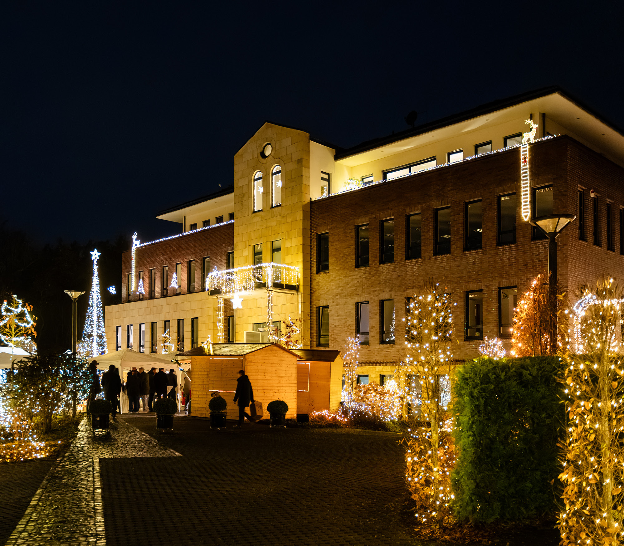 Moderne und helle Eingangshalle im Unternehmenssitz des Beratungs- und Software-Hauses markmann + müller in Herdecke.