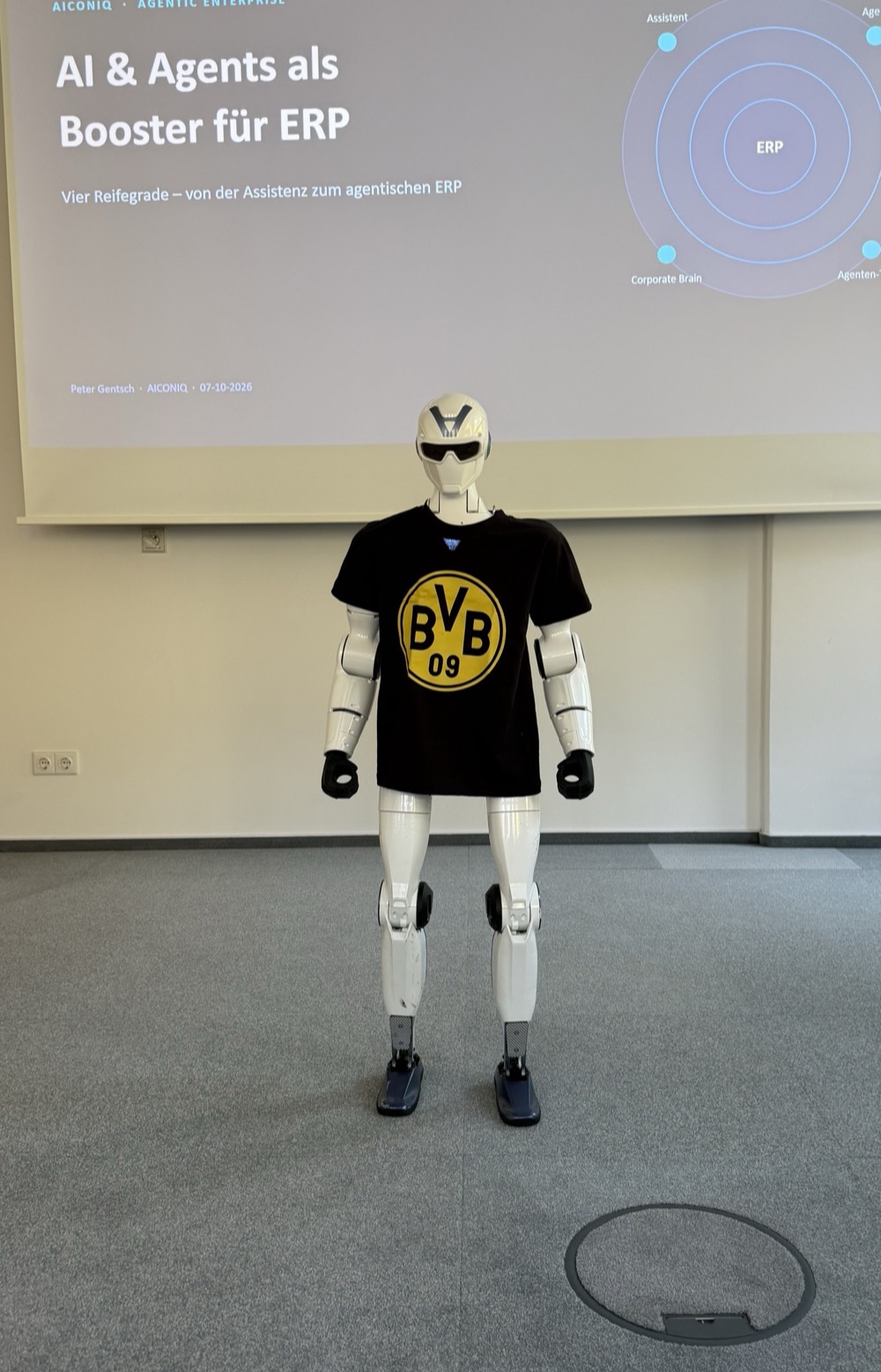 Humanoider Roboter im BVB-Trikot vor der Präsentation AI und Agents als Booster für ERP bei den m+m Zukunftstagen 2026.